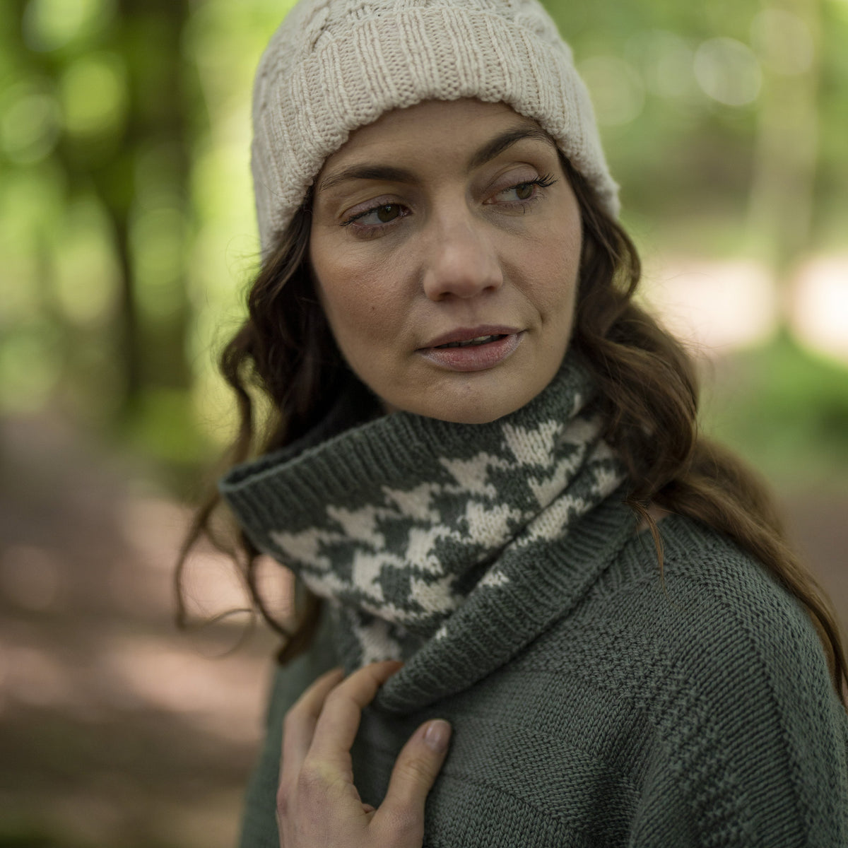 Eglinton Houndstooth Cowl knitted in two shades of Orry Yarn Merino DK