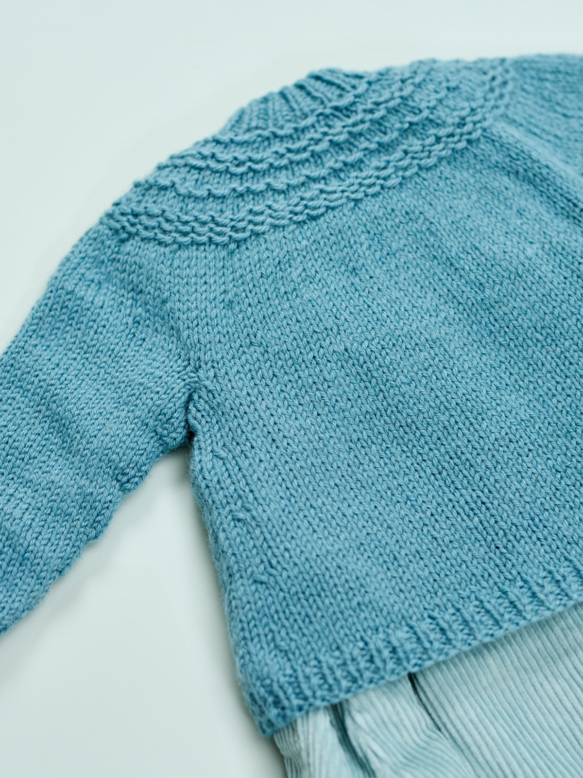 WYS Madeline: Yoke Cardigan & Mütze in Bo Peep DK von Sarah Hatton