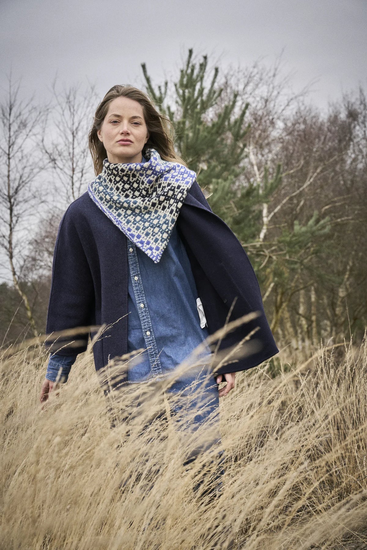 The Bramble & Fleece Tansy Bandana, colourwork in three blues on an Ecru ground