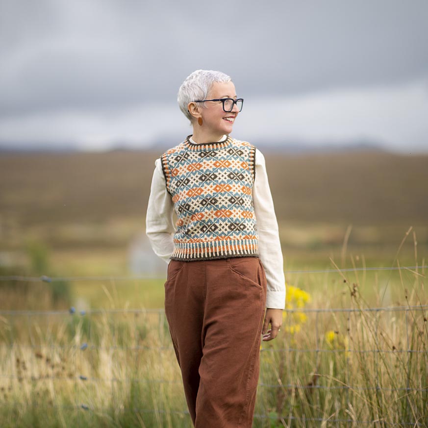 Starnkeeker vest worn outdoors, showing the corrugated rib hem and neck