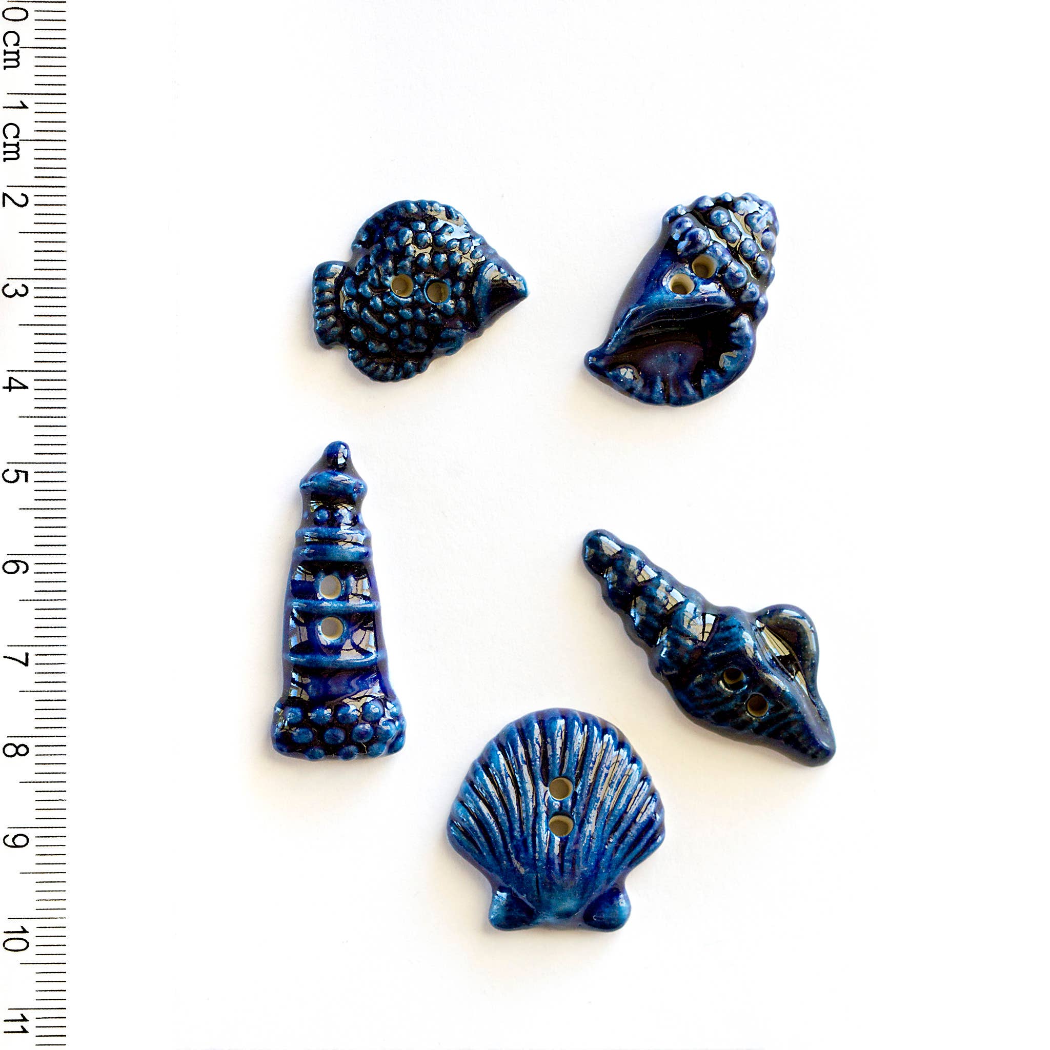 Unvergleichliche Knöpfe - 5 marineblaue Muschelknöpfe