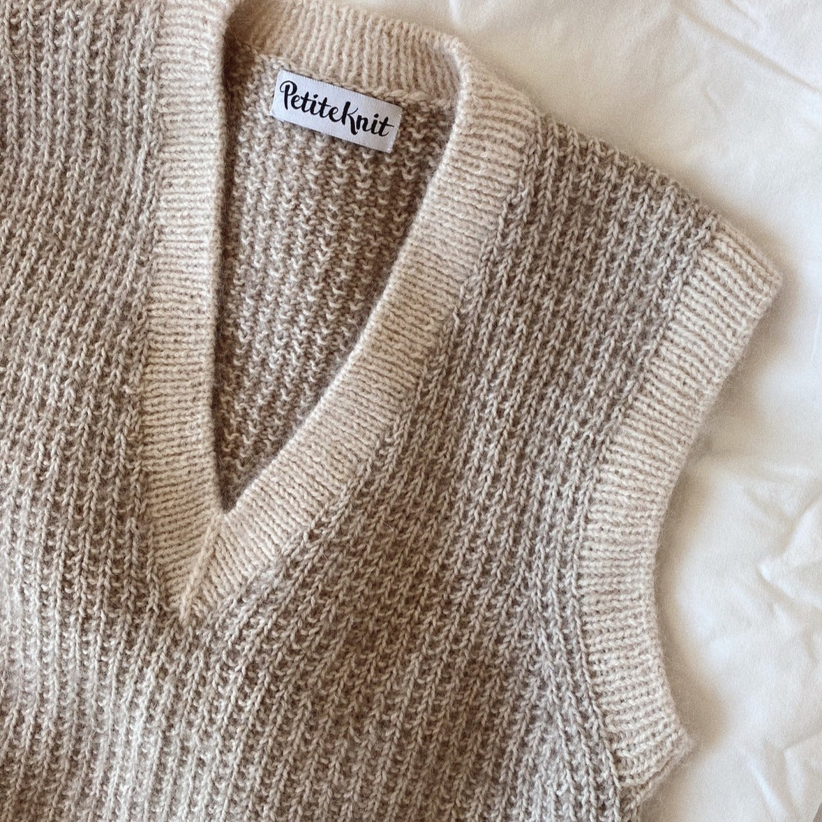 PetiteKnit Friday Slipover mit V-Ausschnitt – Strickmuster