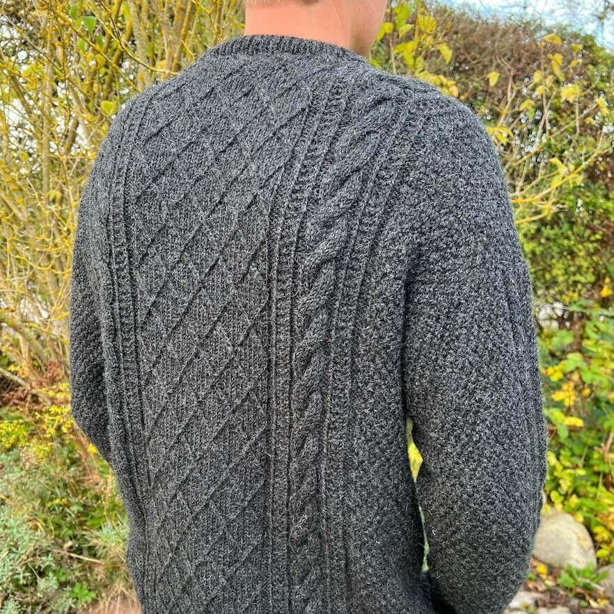 PetiteKnit Moby Pullover für Herren – Strickanleitung