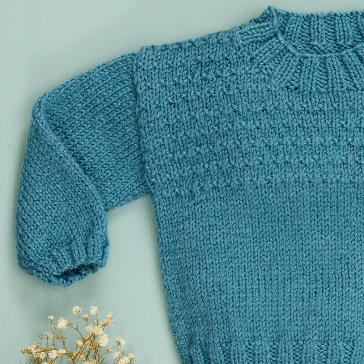 WYS Jack: Strukturierte Pullover in Bo Peep DK von Sarah Hatton – Strickset 
