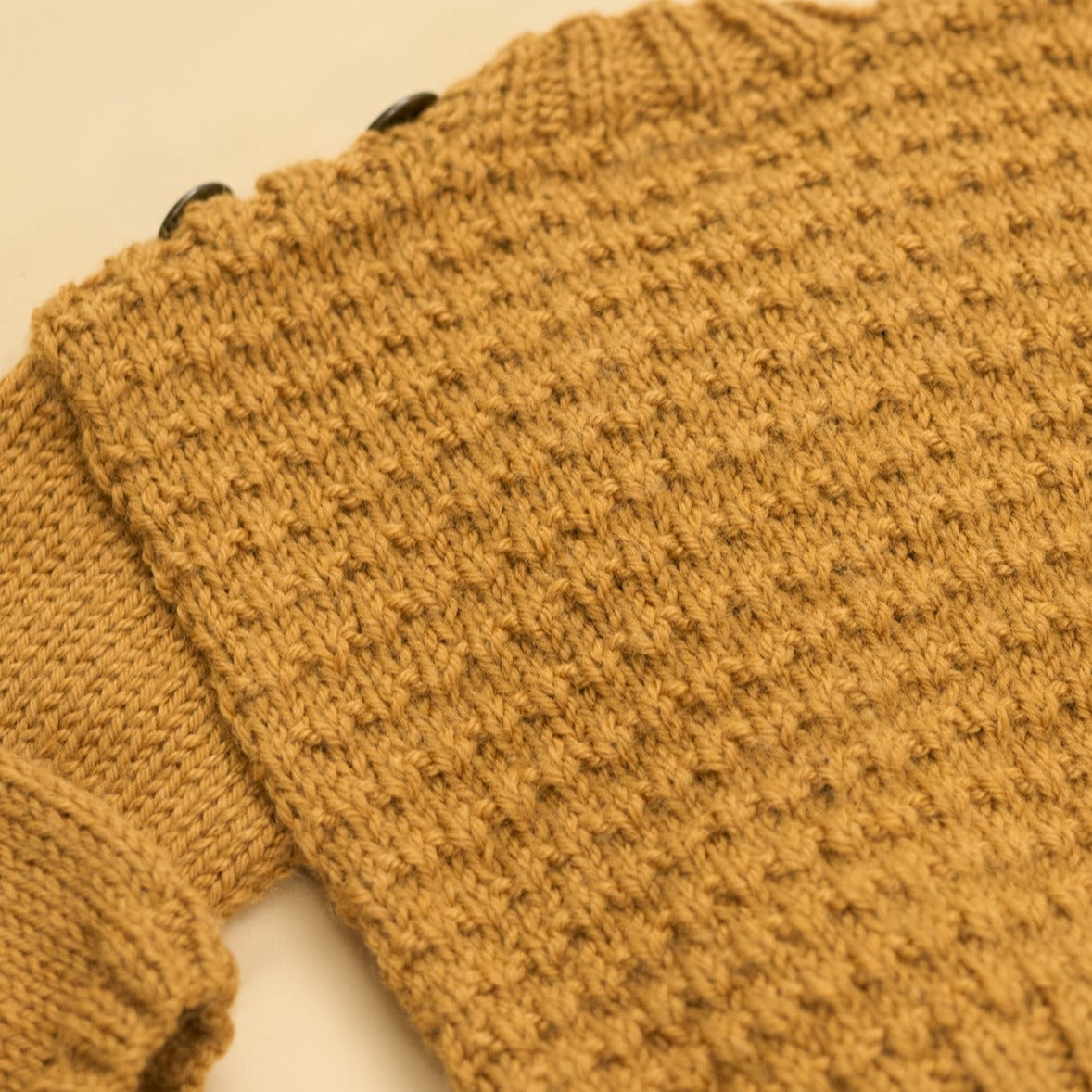 WYS Jack: Strukturierte Pullover in Bo Peep DK von Sarah Hatton – Strickset 
